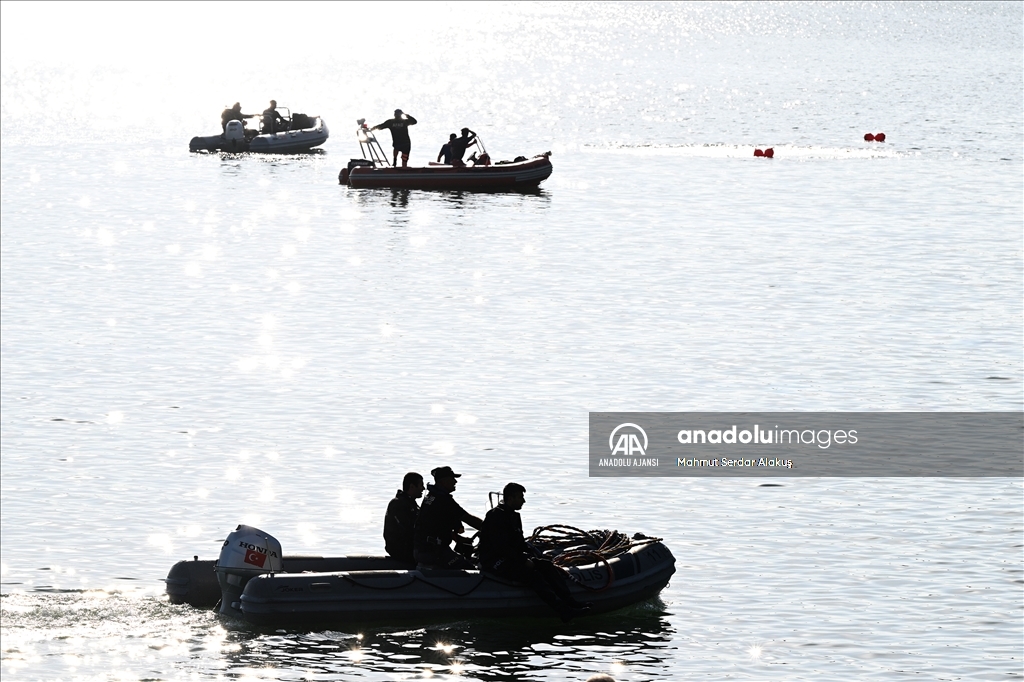 İzmir'de orman yangınına müdahale ederken düşen helikopteri arama çalışmaları sürüyor