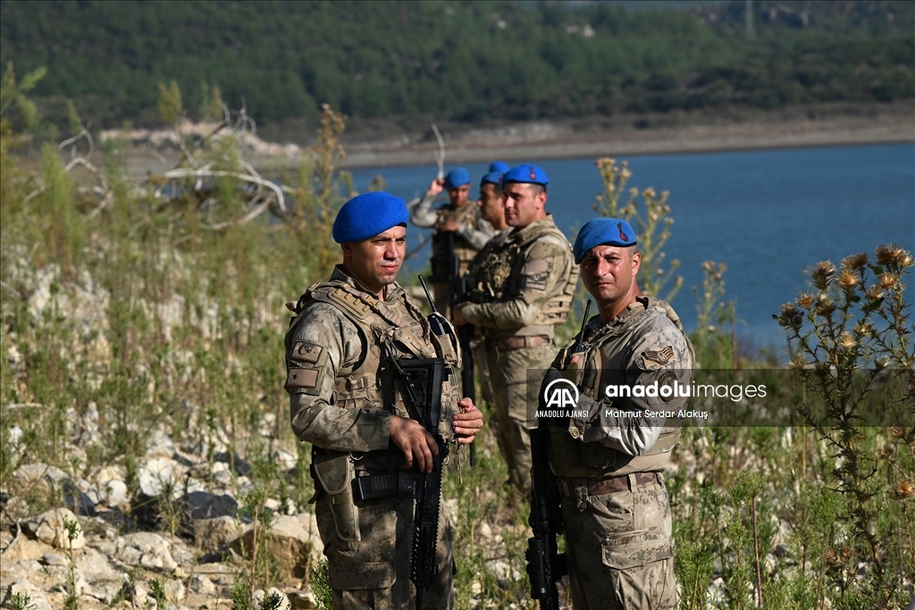 İzmir'de orman yangınına müdahale ederken düşen helikopteri arama çalışmaları sürüyor