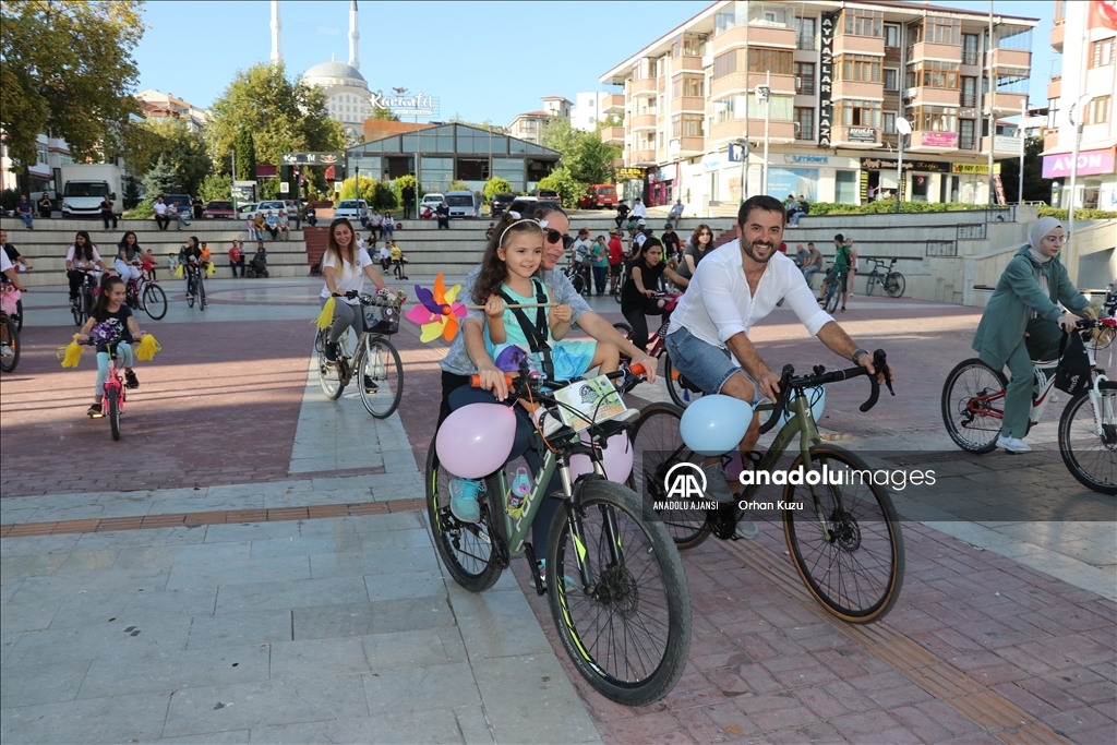 Safranbolu'da renkli kıyafet giyen kadınlar süsledikleri bisikletleriyle tur attı