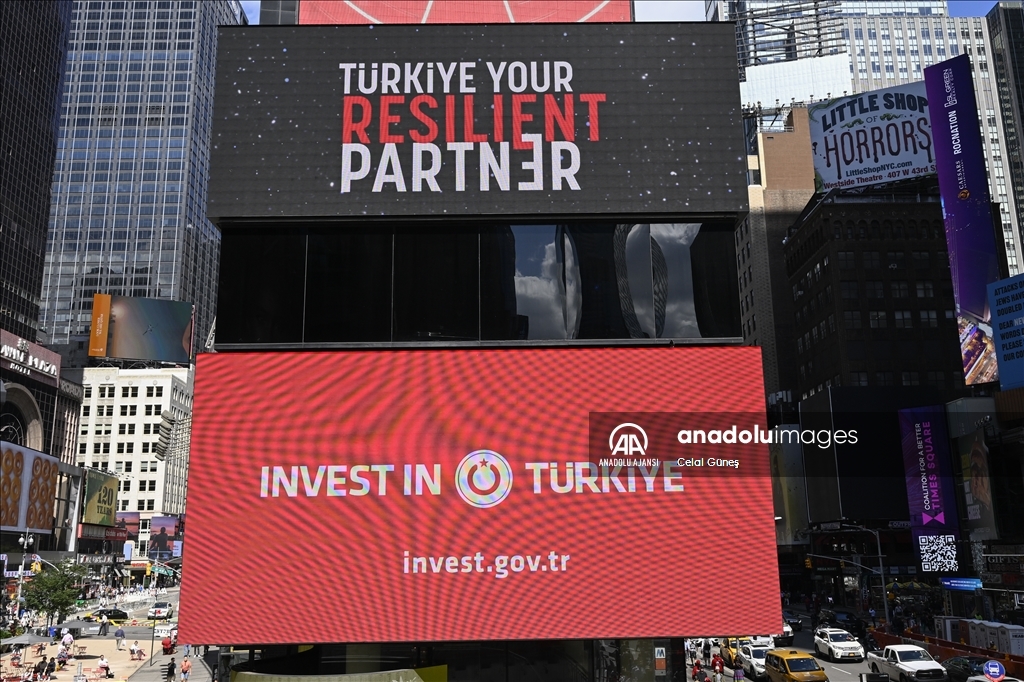 Times Meydanı'ndaki dijital panolarda "Invest in Türkiye" mesajı yayımlandı