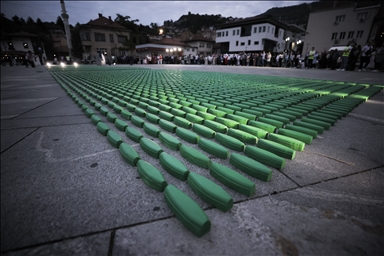Povodom 28 godina genocida u Srebrenici: U Sarajevu održan performans "Cvijet istine i nade" 
