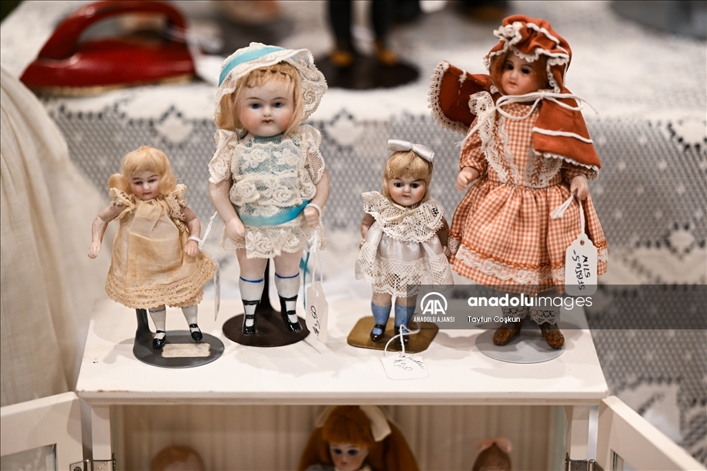 Antika bebekler Dünya Oyuncak Bebek Gününde sergilendi