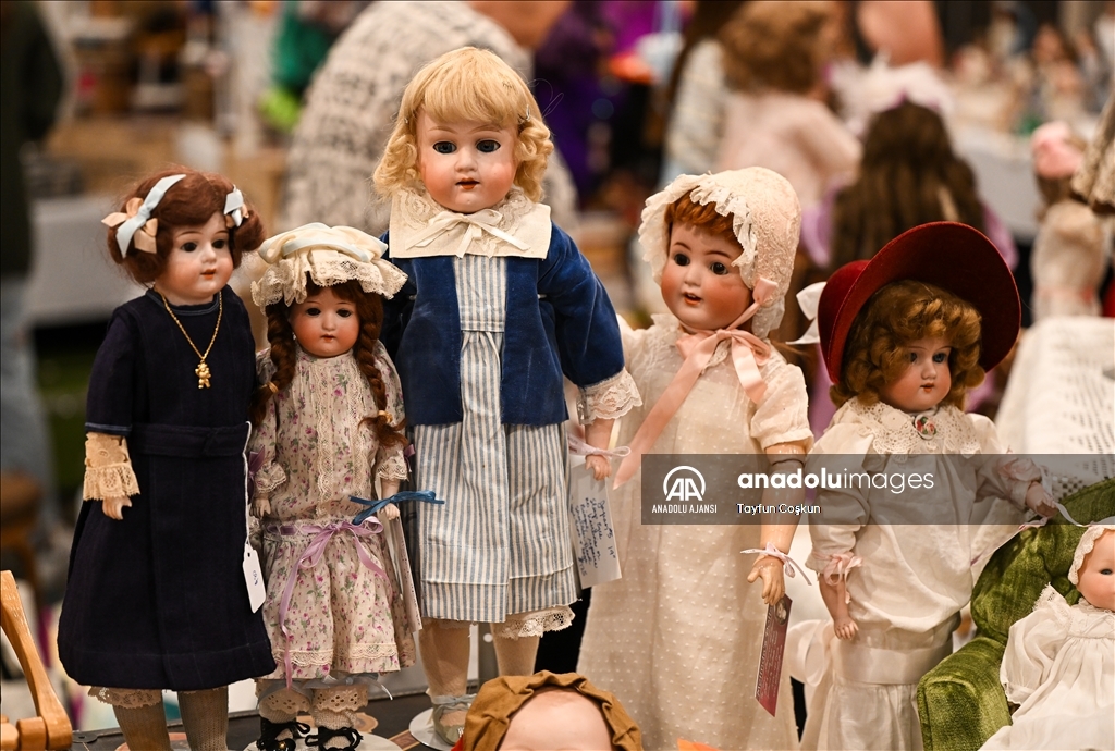 Antika bebekler Dünya Oyuncak Bebek Gününde sergilendi