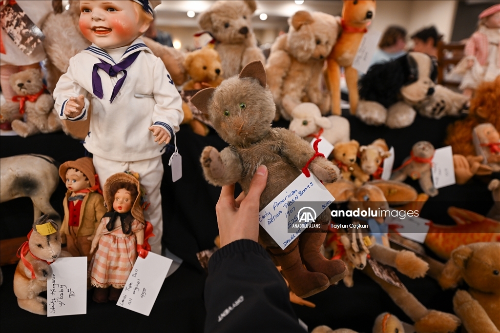 Antika bebekler Dünya Oyuncak Bebek Gününde sergilendi