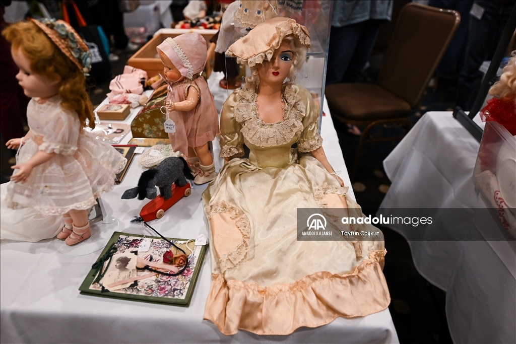 Antika bebekler Dünya Oyuncak Bebek Gününde sergilendi