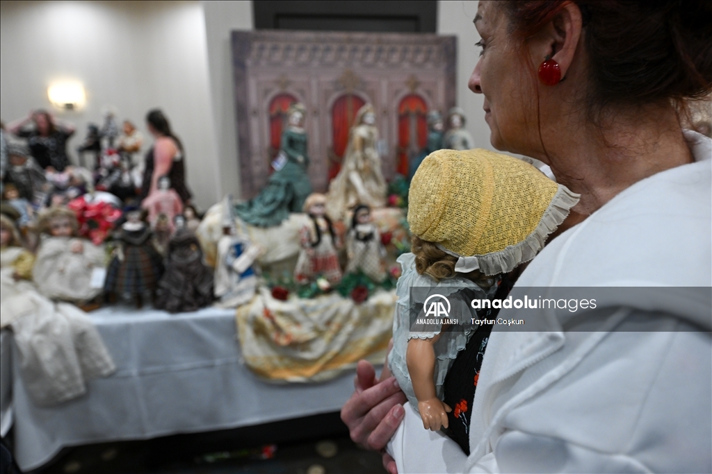 Antika bebekler Dünya Oyuncak Bebek Gününde sergilendi