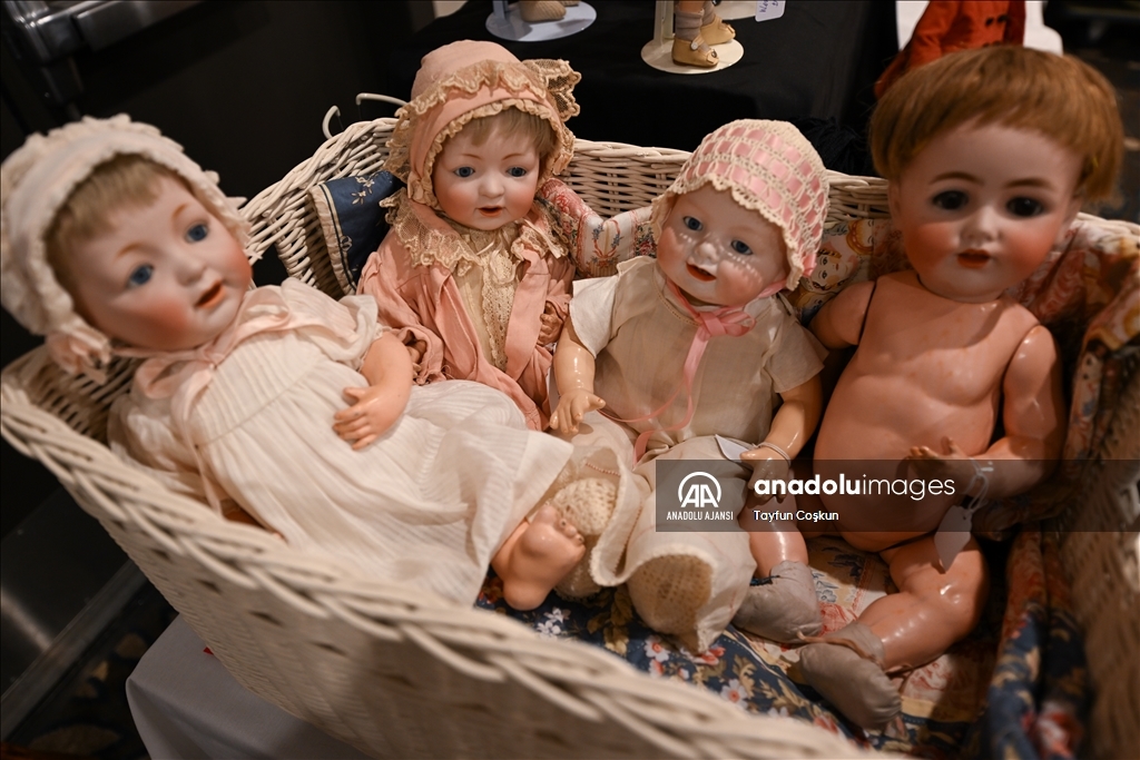 Antika bebekler Dünya Oyuncak Bebek Gününde sergilendi