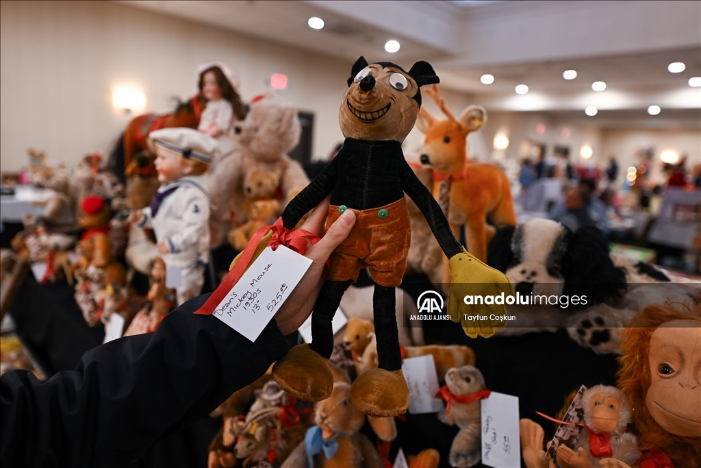 Antika bebekler Dünya Oyuncak Bebek Gününde sergilendi