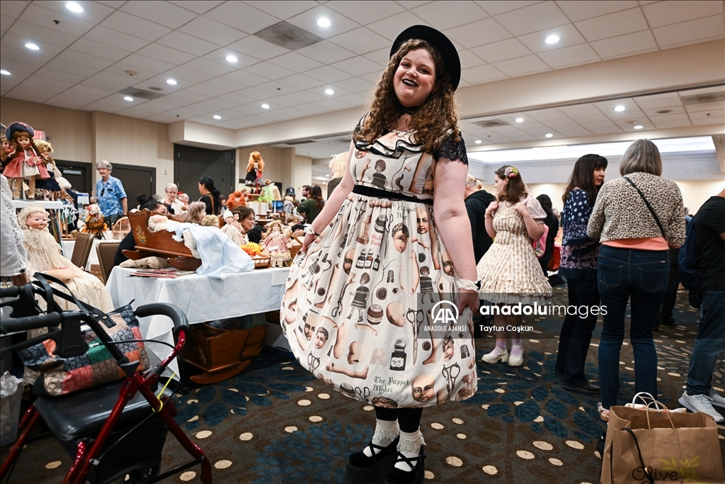 Antika bebekler Dünya Oyuncak Bebek Gününde sergilendi