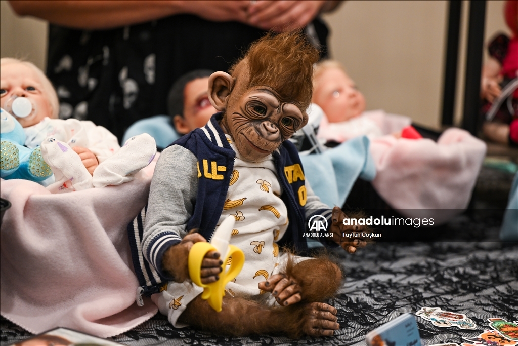 Antika bebekler Dünya Oyuncak Bebek Gününde sergilendi