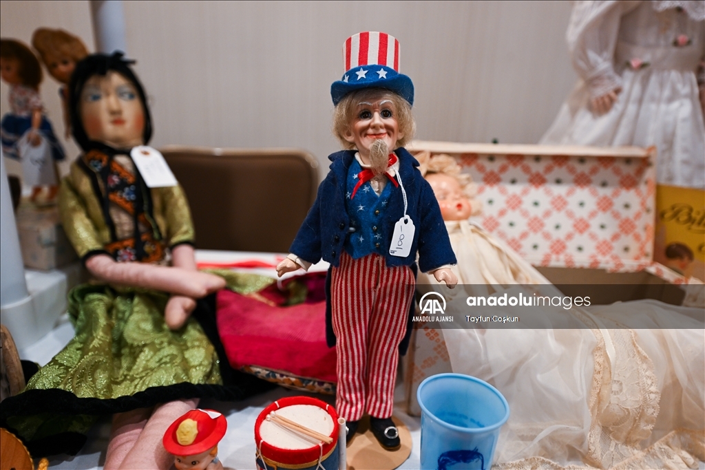 Antika bebekler Dünya Oyuncak Bebek Gününde sergilendi