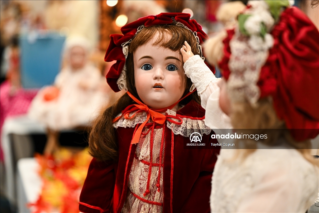 Antika bebekler Dünya Oyuncak Bebek Gününde sergilendi