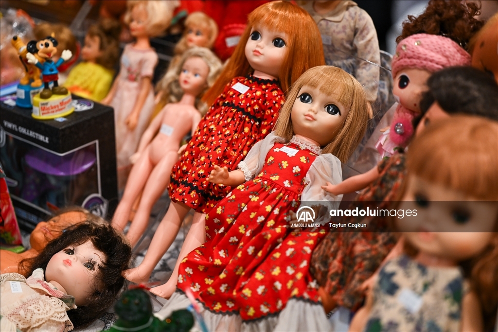 Antika bebekler Dünya Oyuncak Bebek Gününde sergilendi