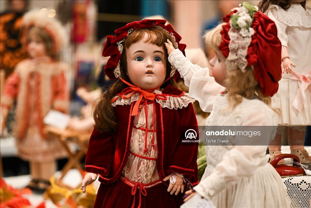 Antika bebekler Dünya Oyuncak Bebek Gününde sergilendi