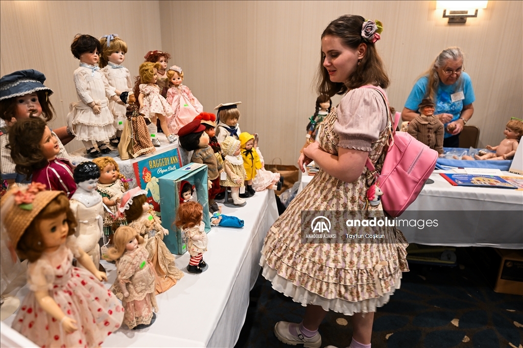 Antika bebekler Dünya Oyuncak Bebek Gününde sergilendi