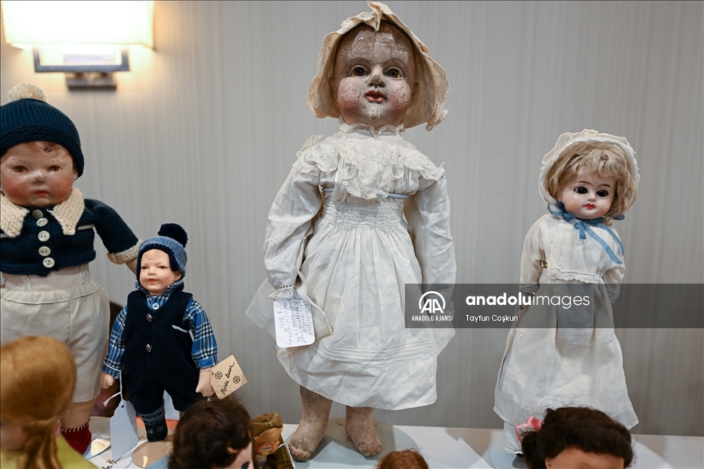 Antika bebekler Dünya Oyuncak Bebek Gününde sergilendi