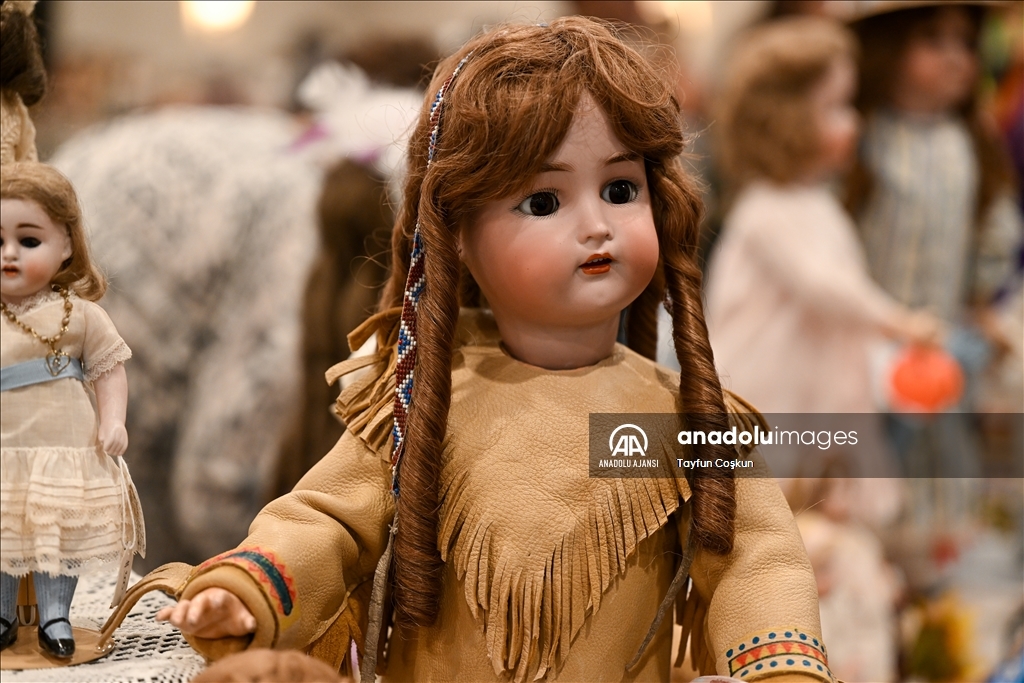 Antika bebekler Dünya Oyuncak Bebek Gününde sergilendi