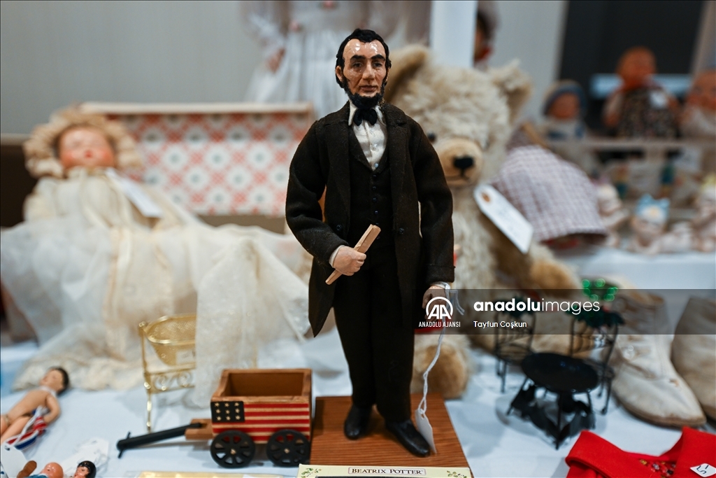 Antika bebekler Dünya Oyuncak Bebek Gününde sergilendi