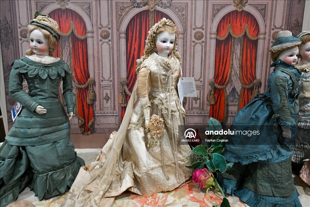 Antika bebekler Dünya Oyuncak Bebek Gününde sergilendi