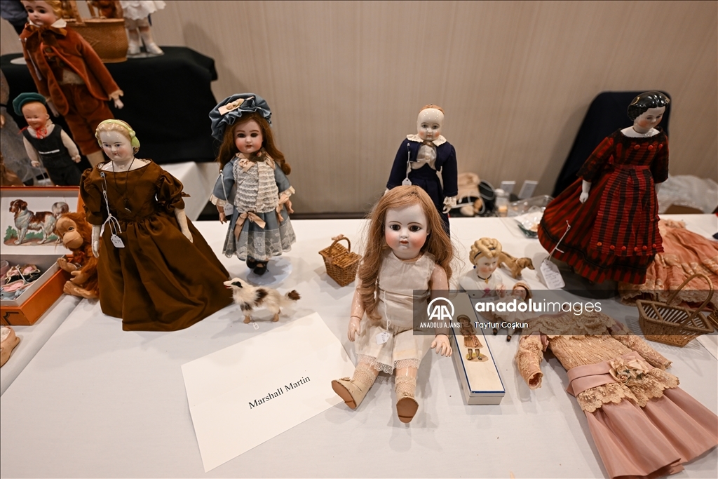 Antika bebekler Dünya Oyuncak Bebek Gününde sergilendi