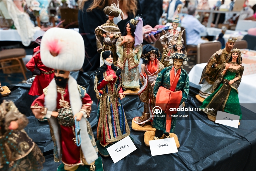 Antika bebekler Dünya Oyuncak Bebek Gününde sergilendi