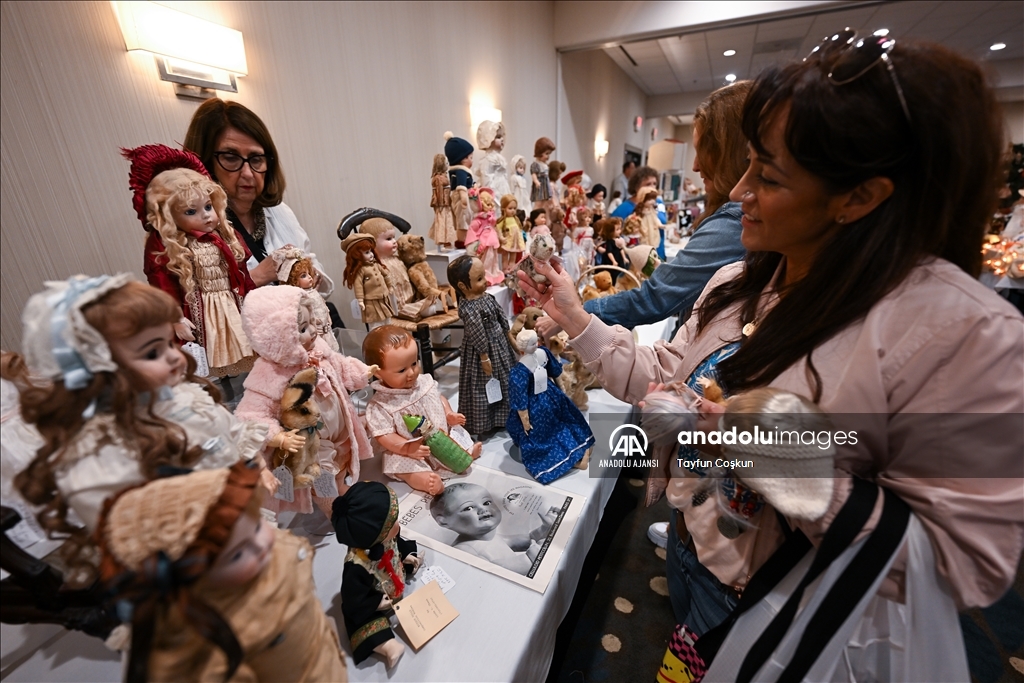 Antika bebekler Dünya Oyuncak Bebek Gününde sergilendi