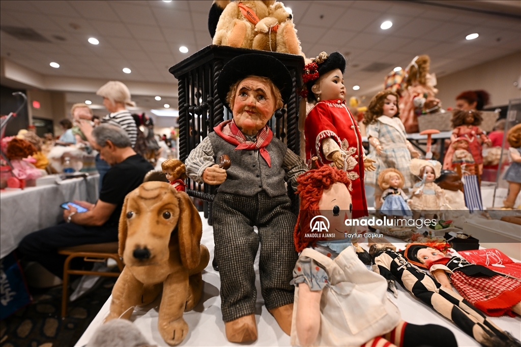 Antika bebekler Dünya Oyuncak Bebek Gününde sergilendi