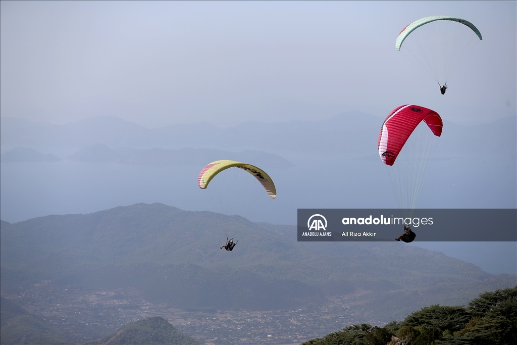 Fethiye'de düzenlenen Yamaç Paraşütü Dünya Akro Kupası Süper Finali sürüyor