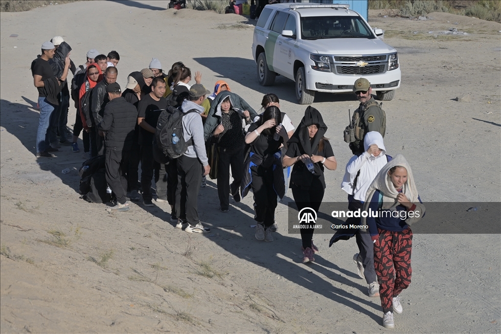 ABD-Meksika sınırını geçen göçmenler sığınma işlemleri için San Diego'da bekleyişini sürdürüyor