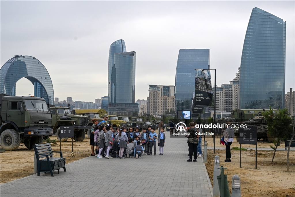 Azerbaycanlı öğrenciler, "Savaş Ganimetleri Müzesi"ni gezdi