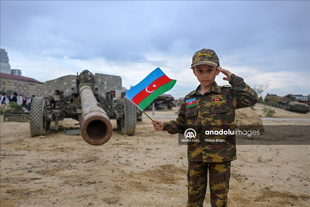 Azerbaycanlı öğrenciler, "Savaş Ganimetleri Müzesi"ni gezdi