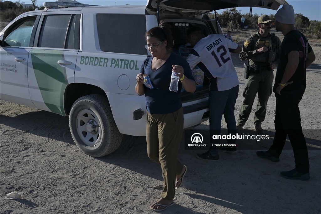 ABD-Meksika sınırını geçen göçmenler sığınma işlemleri için San Diego'da bekleyişini sürdürüyor