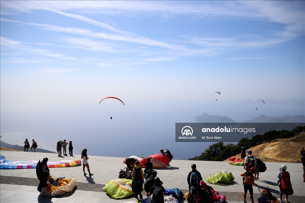 Fethiye'de düzenlenen Yamaç Paraşütü Dünya Akro Kupası Süper Finali sürüyor