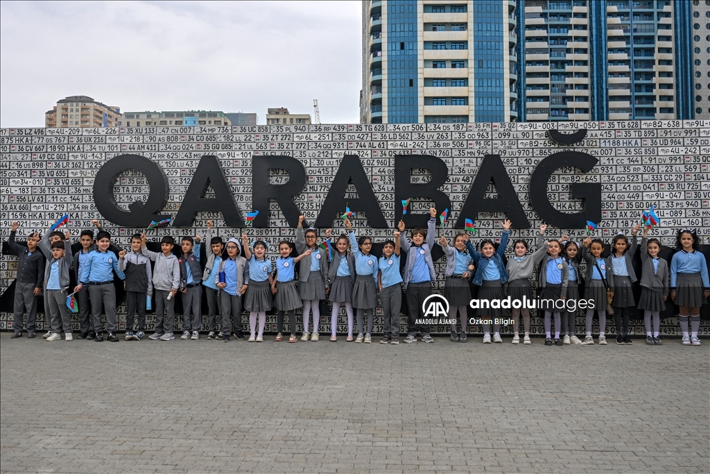 Azerbaycanlı öğrenciler, "Savaş Ganimetleri Müzesi"ni gezdi