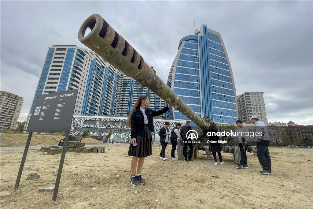 Azerbaycanlı öğrenciler, "Savaş Ganimetleri Müzesi"ni gezdi