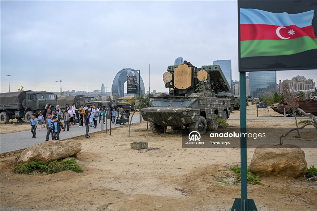 Azerbaycanlı öğrenciler, "Savaş Ganimetleri Müzesi"ni gezdi
