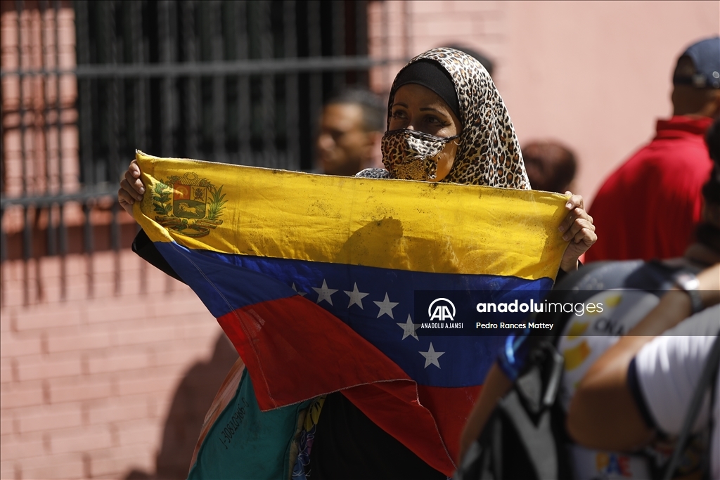 Venezuela'da halk ABD'nin uyguladığı ekonomik yaptırımlara karşı yürüyüş düzenledi