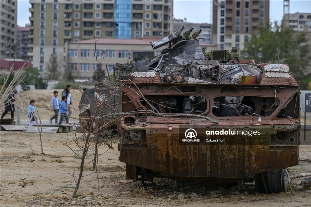 Azerbaycanlı öğrenciler, "Savaş Ganimetleri Müzesi"ni gezdi