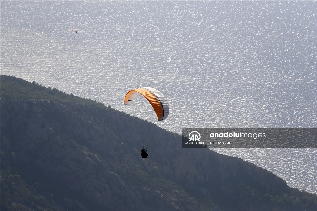 Fethiye'de düzenlenen Yamaç Paraşütü Dünya Akro Kupası Süper Finali sürüyor