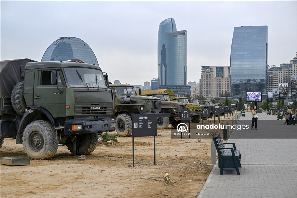 Azerbaycanlı öğrenciler, "Savaş Ganimetleri Müzesi"ni gezdi