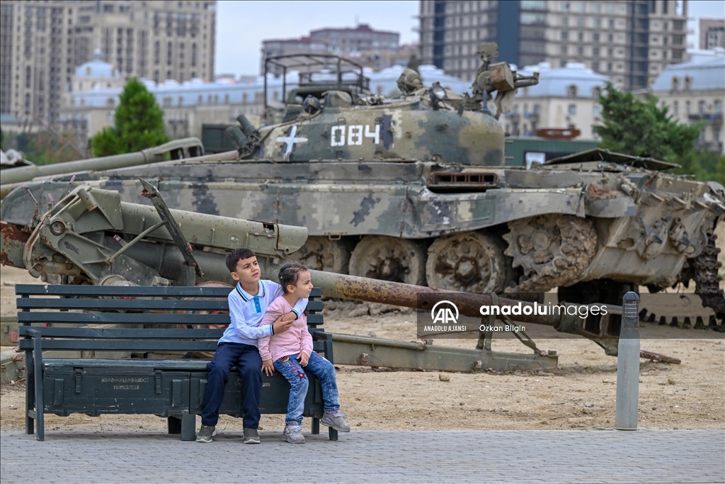 Azerbaycanlı öğrenciler, "Savaş Ganimetleri Müzesi"ni gezdi