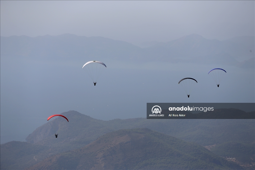 Fethiye'de düzenlenen Yamaç Paraşütü Dünya Akro Kupası Süper Finali sürüyor