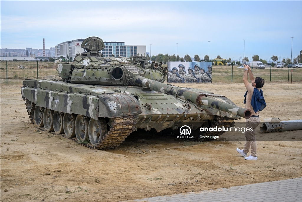 Azerbaycanlı öğrenciler, "Savaş Ganimetleri Müzesi"ni gezdi