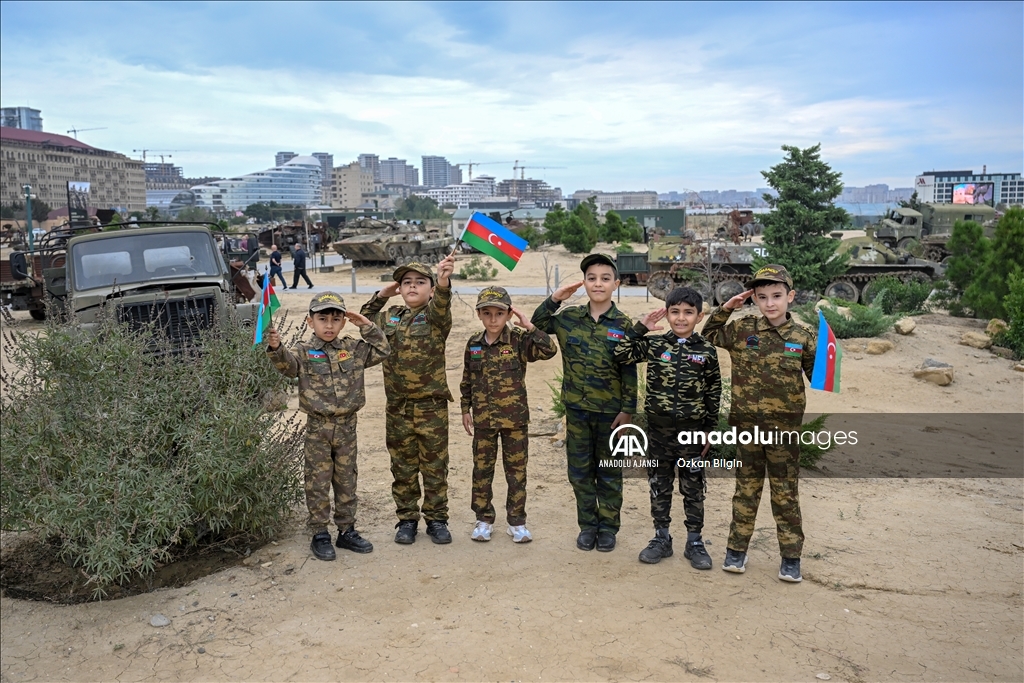 Azerbaycanlı öğrenciler, "Savaş Ganimetleri Müzesi"ni gezdi