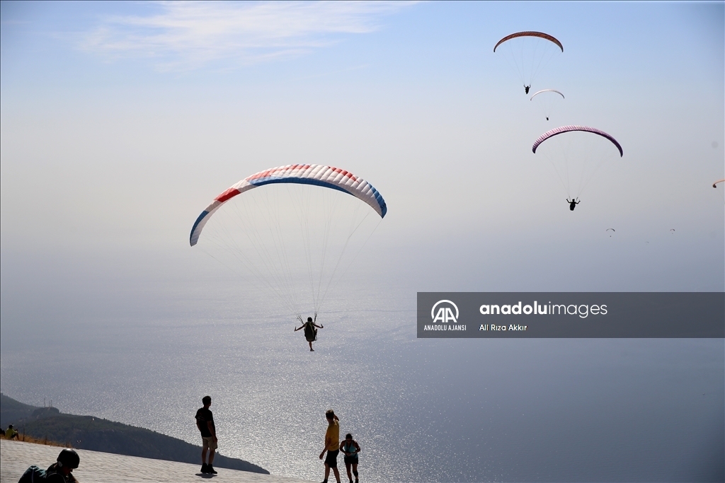 Fethiye'de düzenlenen Yamaç Paraşütü Dünya Akro Kupası Süper Finali sürüyor