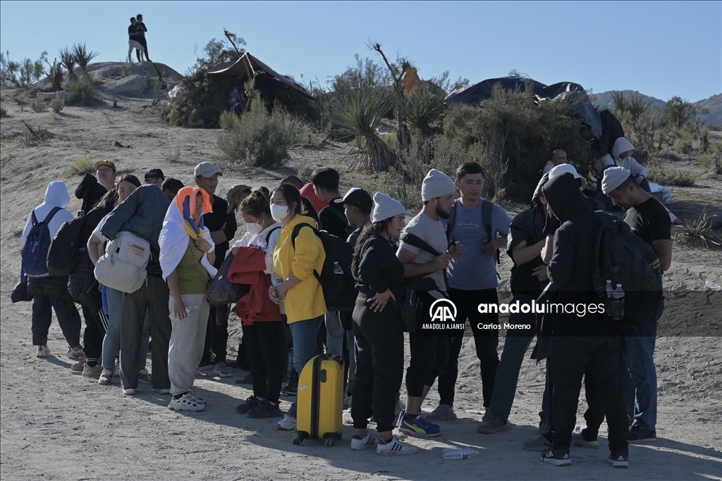 ABD-Meksika sınırını geçen göçmenler sığınma işlemleri için San Diego'da bekleyişini sürdürüyor