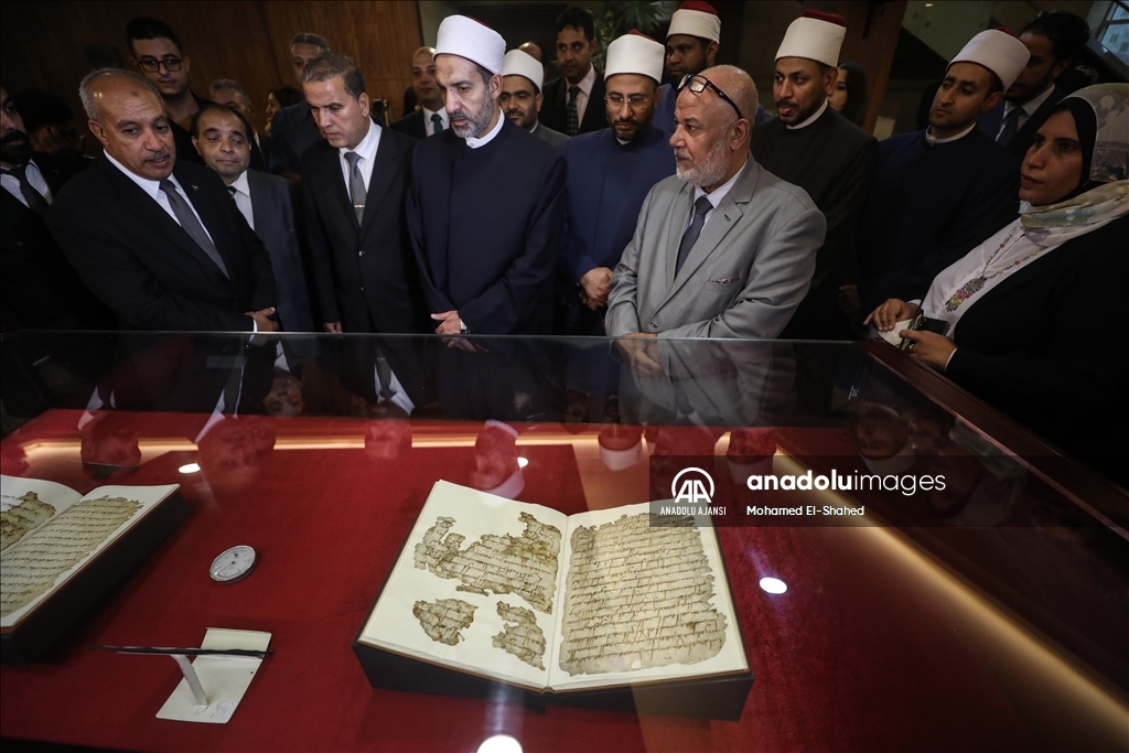Mısır'da restorasyonu tamamlanan 1400 yıllık el yazması Kur'an-ı Kerim sergilendi