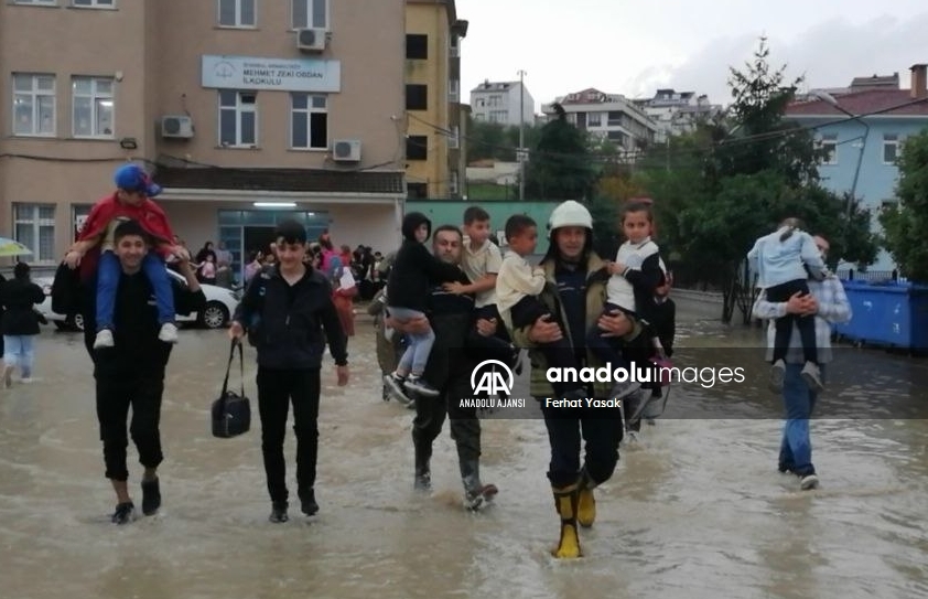 Arnavutköy'de bahçesini su basan okulda mahsur kalan öğrenciler kurtarılıyor
