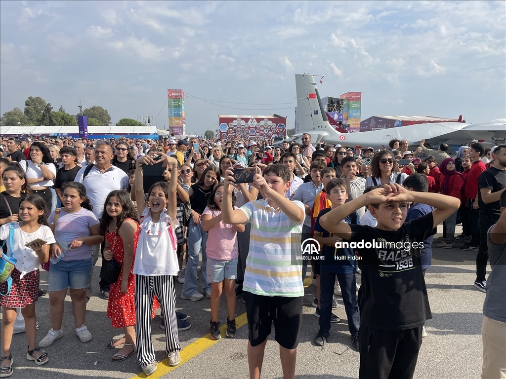 Çocuklar, hayallerindeki uçaklara TEKNOFEST'te dokunuyor
