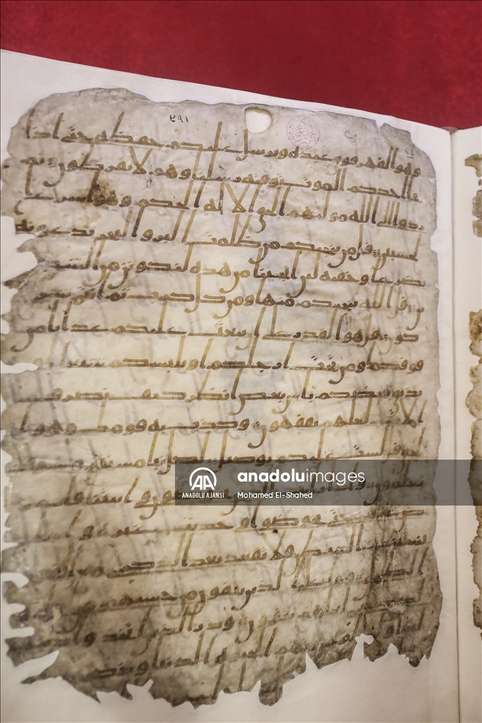Mısır'da restorasyonu tamamlanan 1400 yıllık el yazması Kur'an-ı Kerim sergilendi
